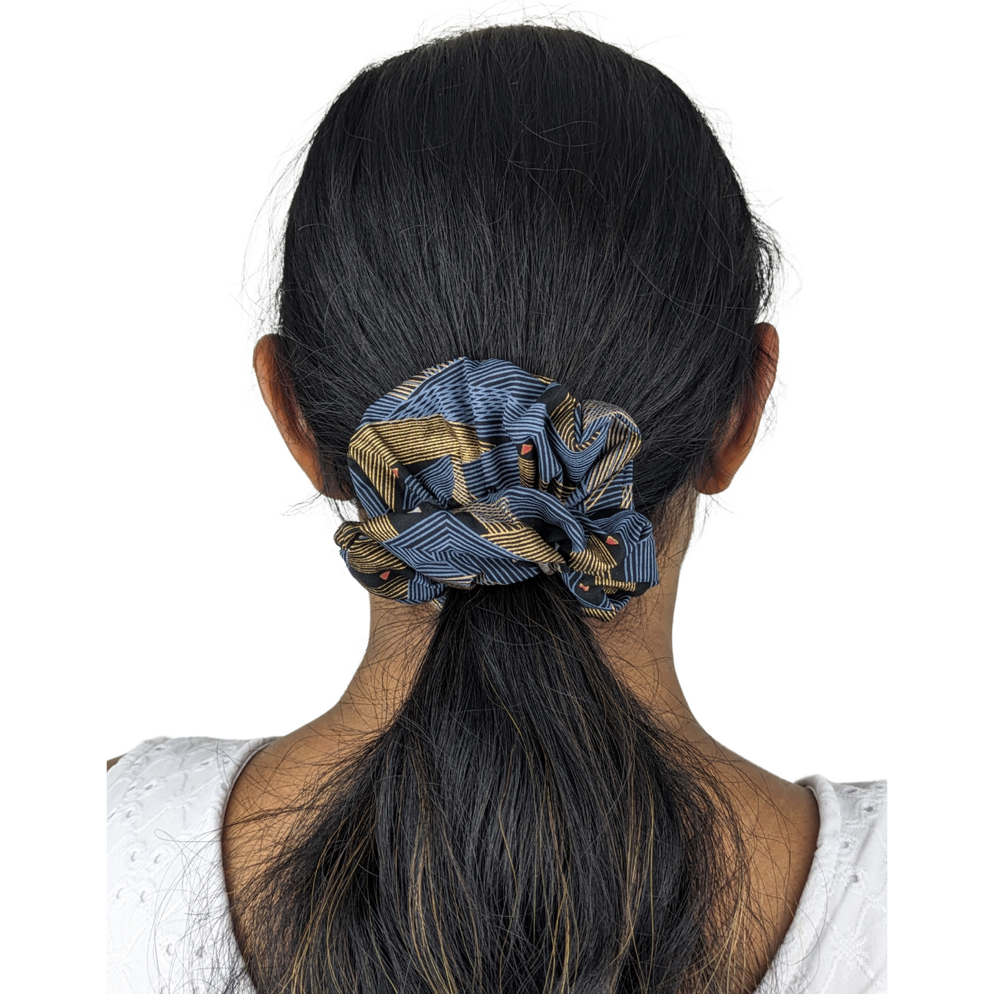 Woman wearing a Poplin Waves regular scrunchie